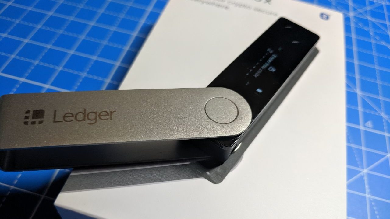 Ledger Nano X - Bluetooth Hardware Wallet