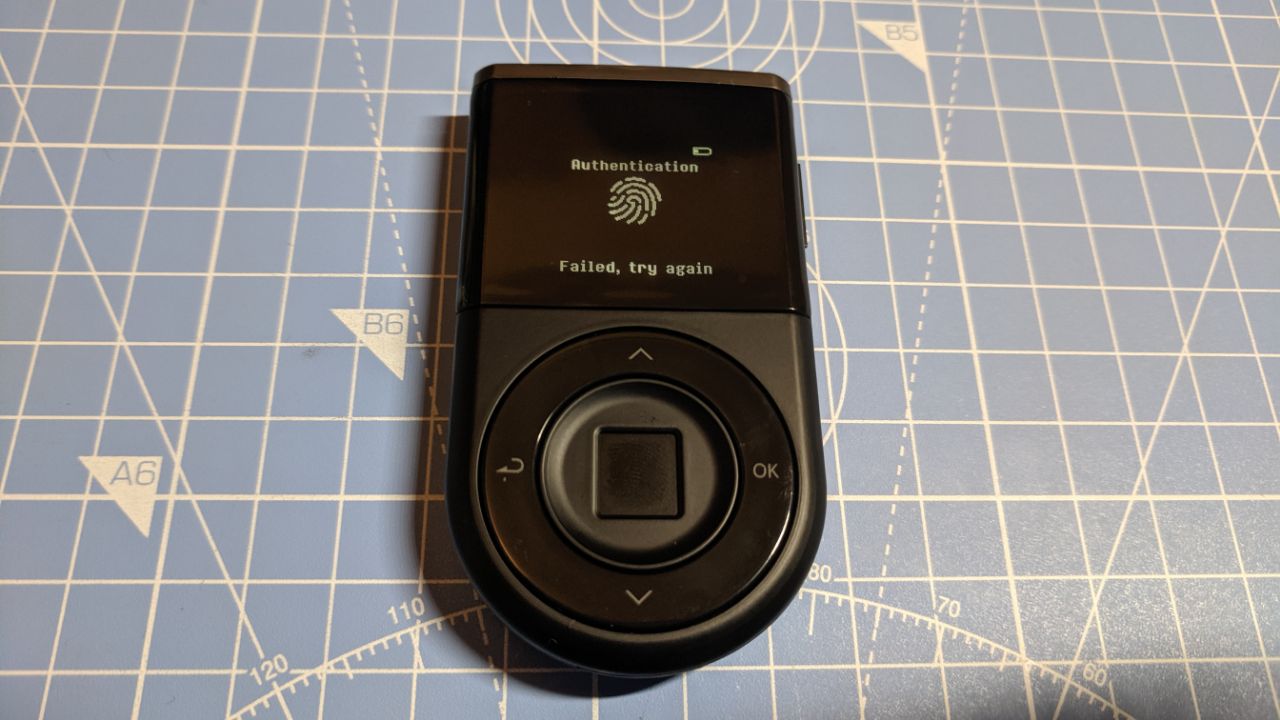 D'CENT  es un dispositivo hardware que permite guardar las llaves de Bitcoin de manera segura