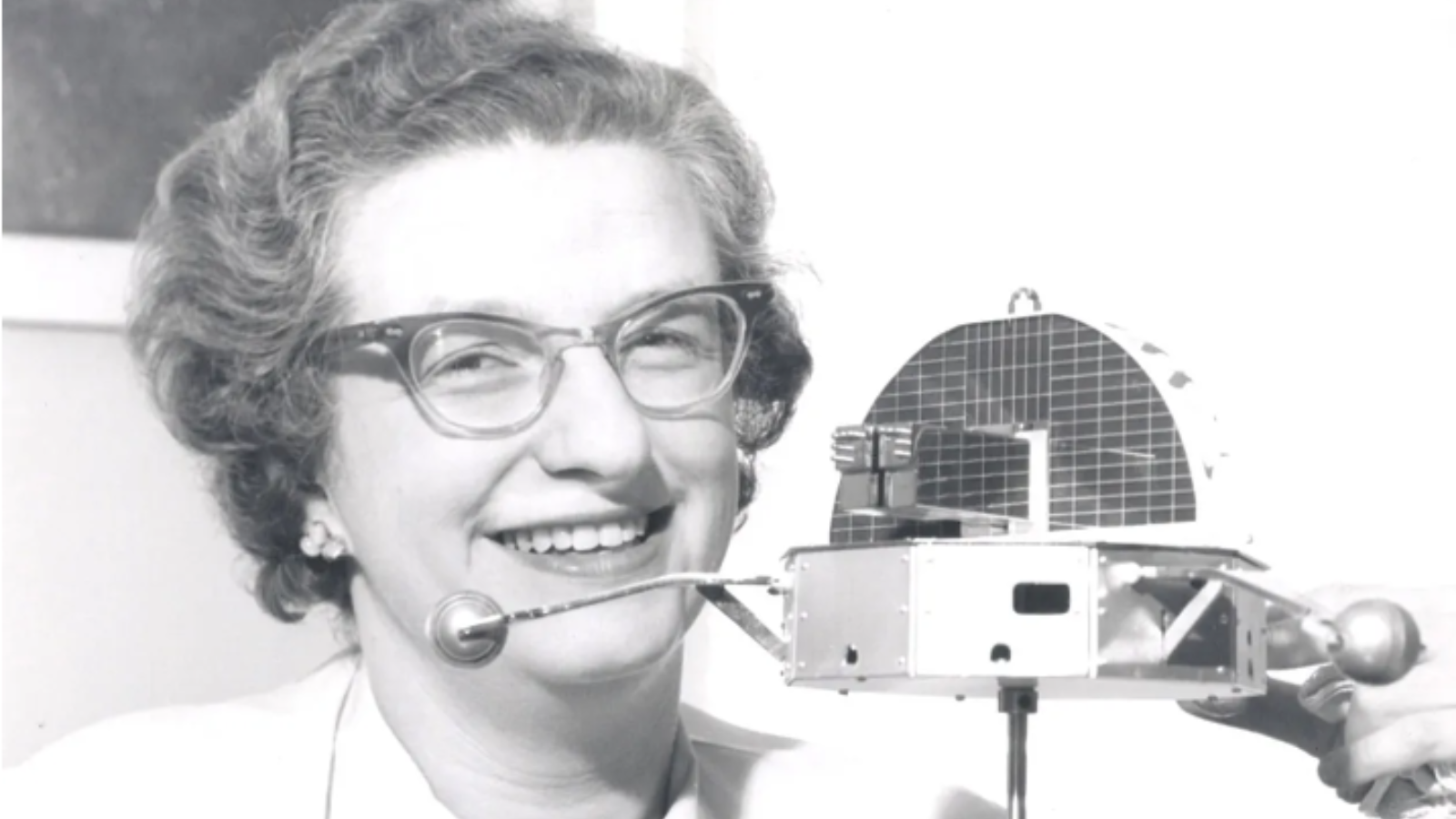 Dr. Nancy Grace Roman con un modelo de satélite
